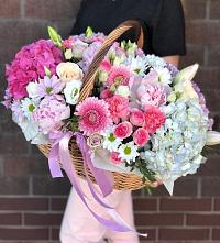 Цветочная композиция из Розы, Хризантемы, Пионы и Лизиантусы в корзине в Авсюнино
