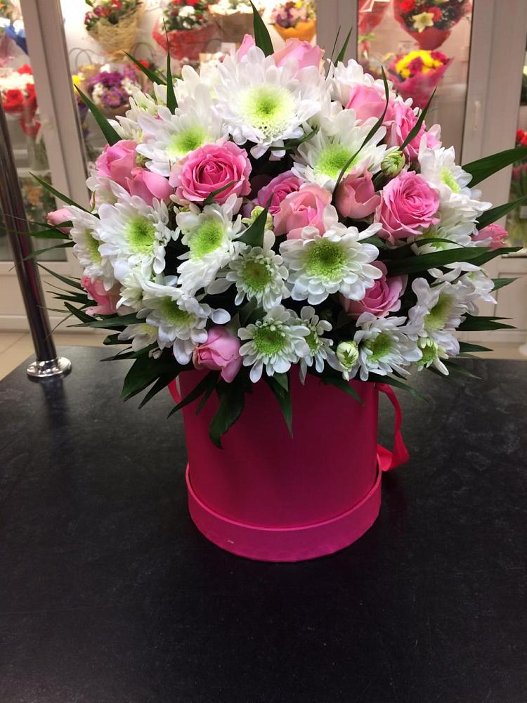 Цветочная композиция из Розы и Хризантемы в шляпной коробке в Авсюнино