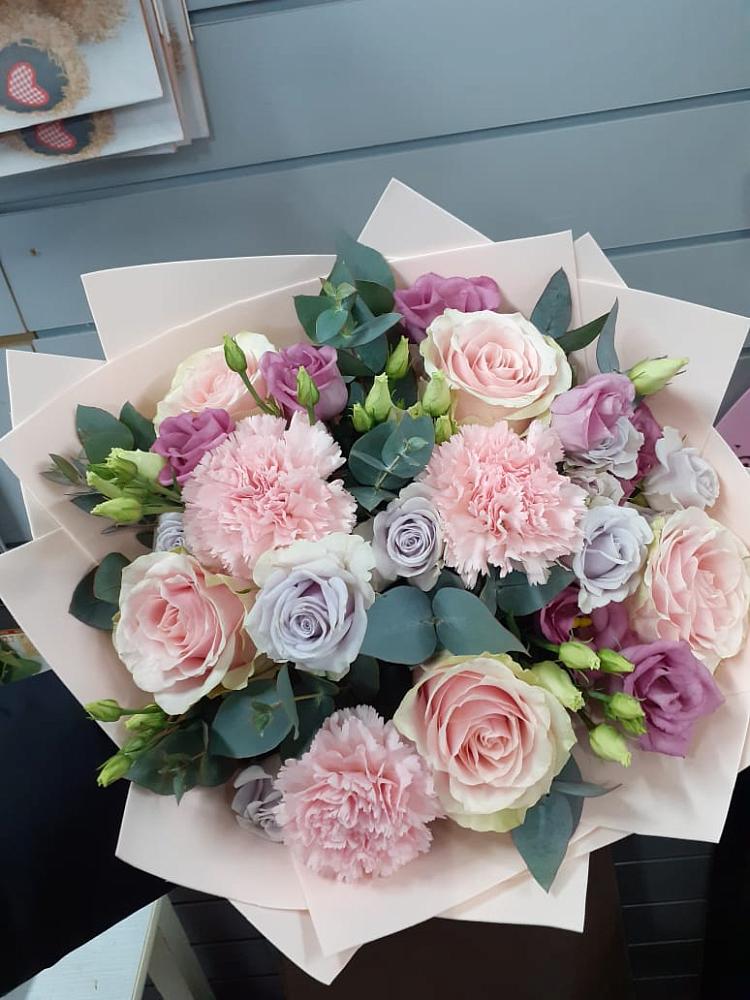 Букет цветов из: Розы, Гвоздики и Лизиантусы в Авсюнино